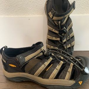 KEEN Big Kids Newport H2 Waterproof Hiking Sandals Size 2